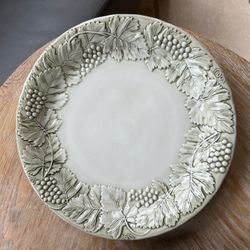 Williams Sonoma Platter in Great Condition Leaves and grapes 14” diameter Smoke free household