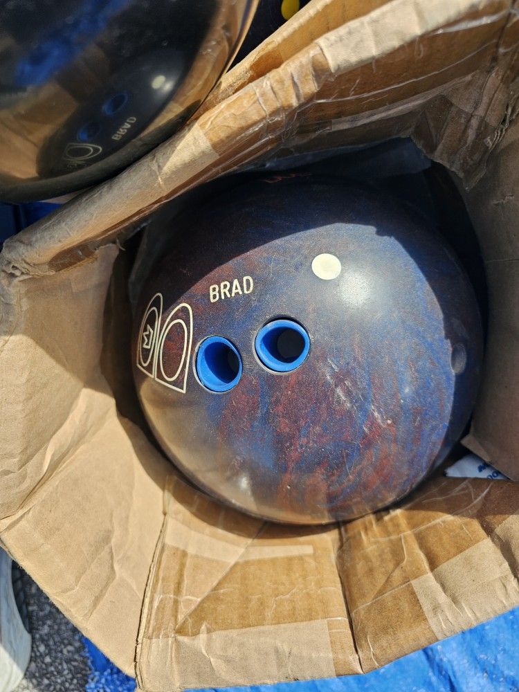 15lb (14lb 15oz) Bowling Ball – Various Brands Available
Take your bowling game to the next level with this high-performance 15lb bowling ball