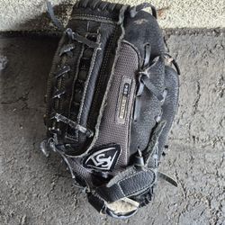 Louisvill Slugger SOFTBALL/BASEBALL GLOVE. CHECK OUT MY PAGE FOR OTHER BASEBALL EQUIPMENT FOR SALE "CHEAP " LOCATED IN GLENDORA.  I ONLY TAKE CASH!!!!
