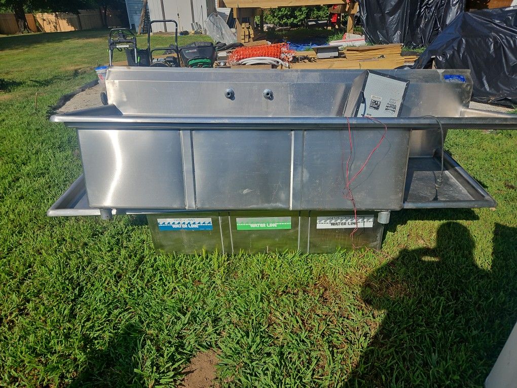 Commercial sink