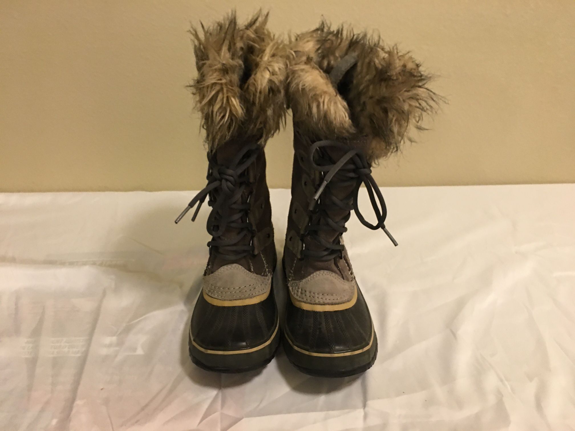 Sorel Women’s  Size 5 Waterproof  Snow  Boots Hand Crafted Natural  Rubber Brown