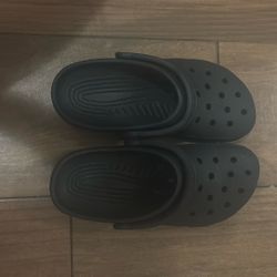 CROCS size 7 Men (8.5 women) 