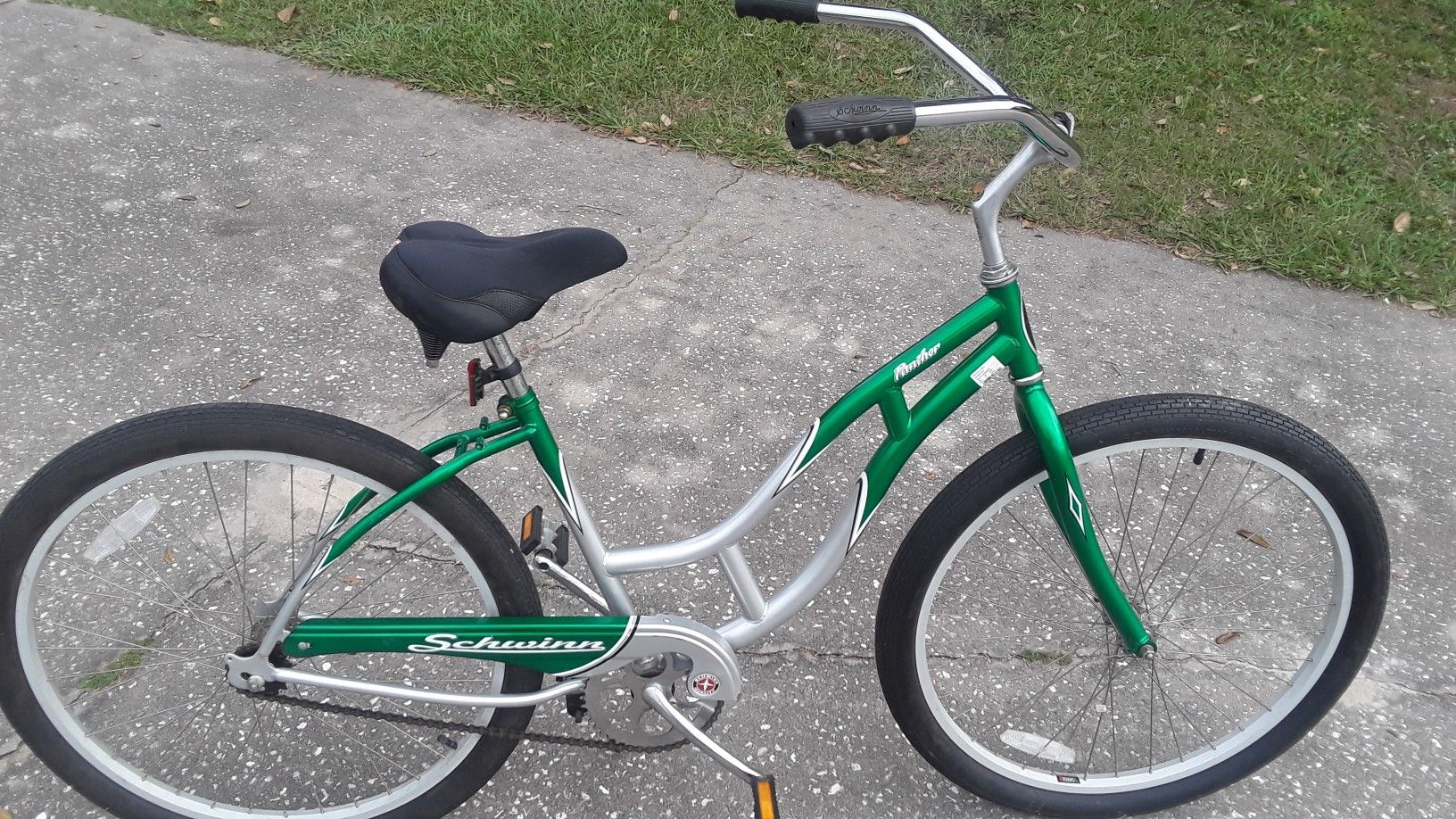 Schwinn Panther Beach Cruiser like new with 26" tires, 17" frame.