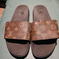 Louis Vuiton Size 10 Slides