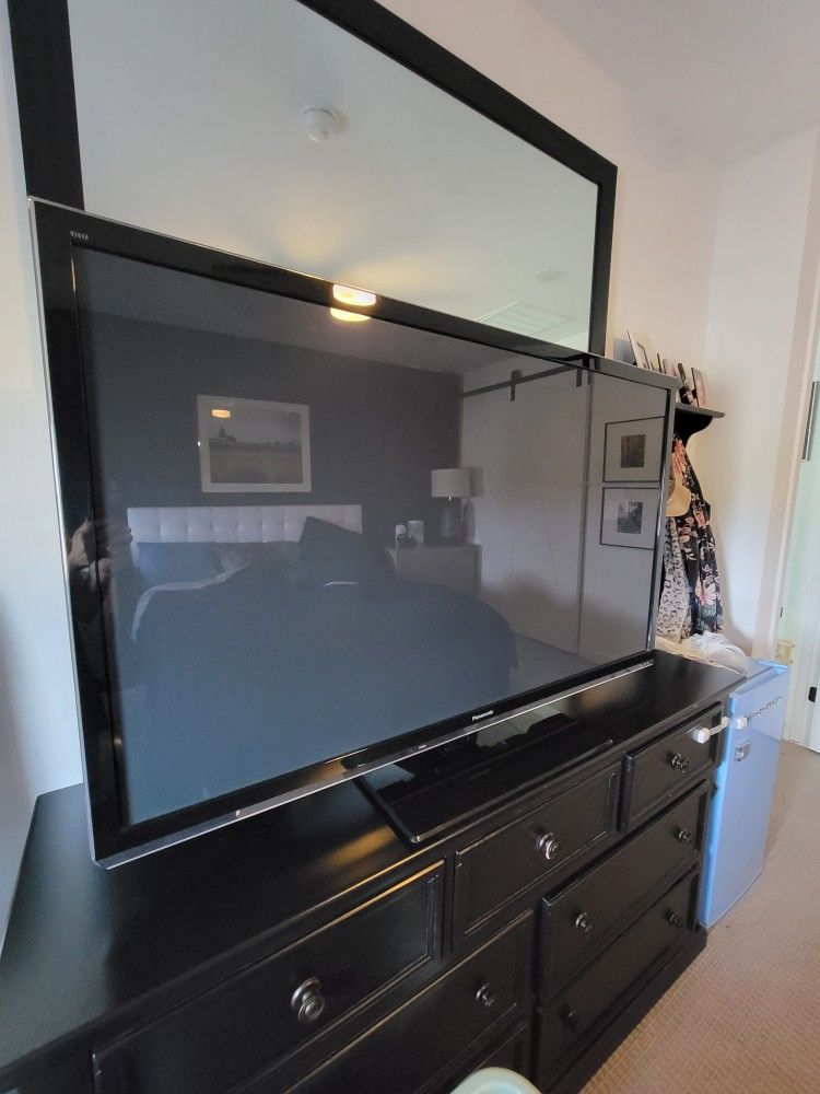 Panasonic 55 Inch Plasma TV With Remote And Wall Mount