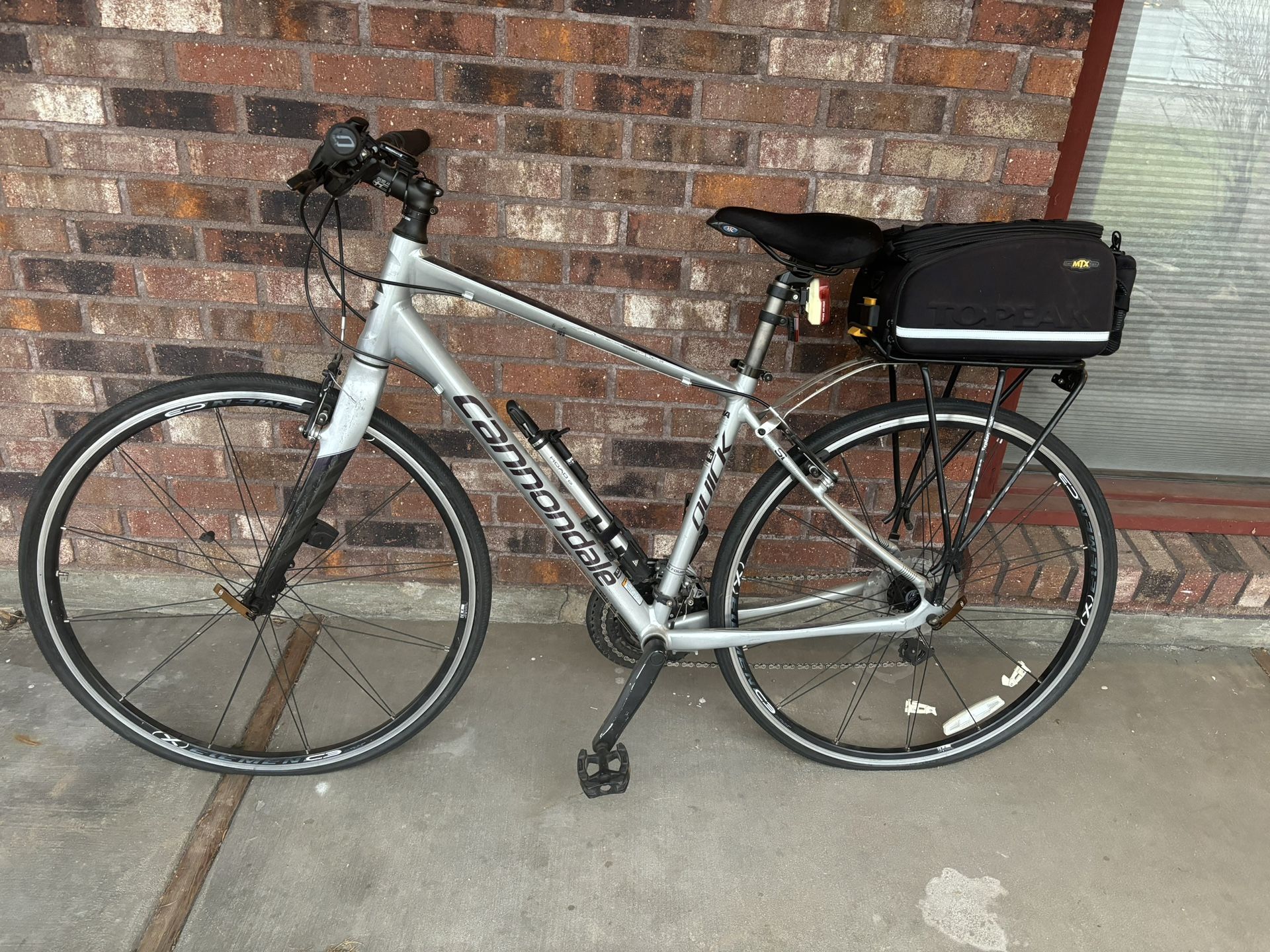 Cannondale Quick 4 Hybrid Bike Rigid Frame MEDIUM 17.5” 