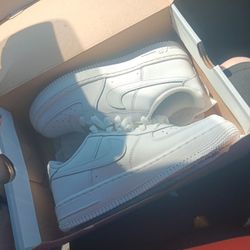 White Nike Air Forces (Youth Sz5.5) 