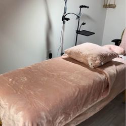 Lash bed (comes w/ blanket & pillow)