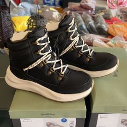Universal Thread Water Repellent boots 