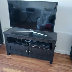 SAMSUNG TV and Cabinet Like New