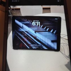 Ipad Pro 2nd Gen  12.9 minor Crack On Corner 512gb