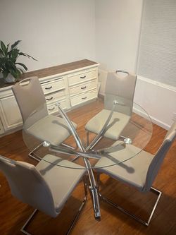 4-chair dining set