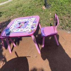 Disney's Minnie Mouse Table & Chairs 