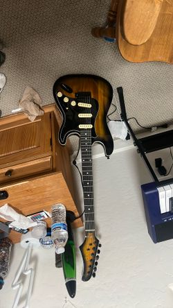 Very good guitar comes with an AMP and pics electrical stuff and a case