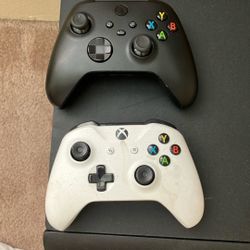 2 Xbox Controllers White One Has Stick Drift 10$ Black One Is Way Better 25$ Both For 30$