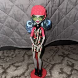 Monster High Doll Ghoulia Yelps Roller Maze Skultimate Skate