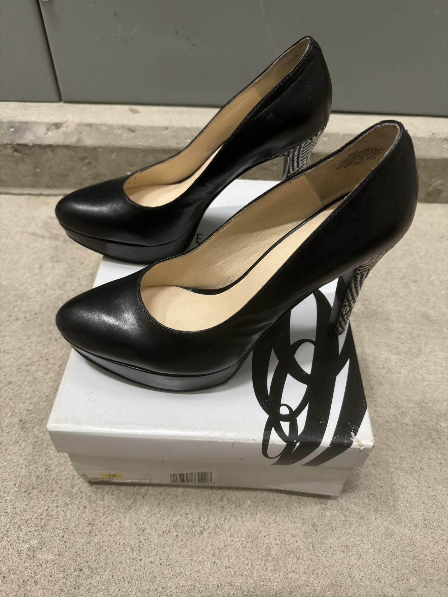 Nine West Marnia Black Leather size 6. 6$ cash