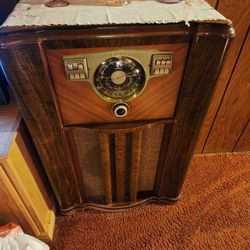 1942 Zenith Radio