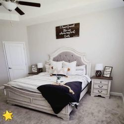 Realyn Chipped Whitewashed Queen Size Upholstered Bed, Mirror, Dresser, Nightstands Bedroom Set🤩 On Display🏠 Fast Delivery 👌 Financing Options✅