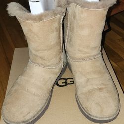 UGG Classic Knot Short Bow Natural Suede Sheepskin Boots Size 8.5
