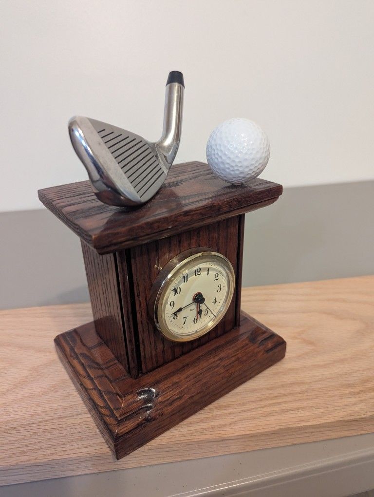 Executive desk golf clock