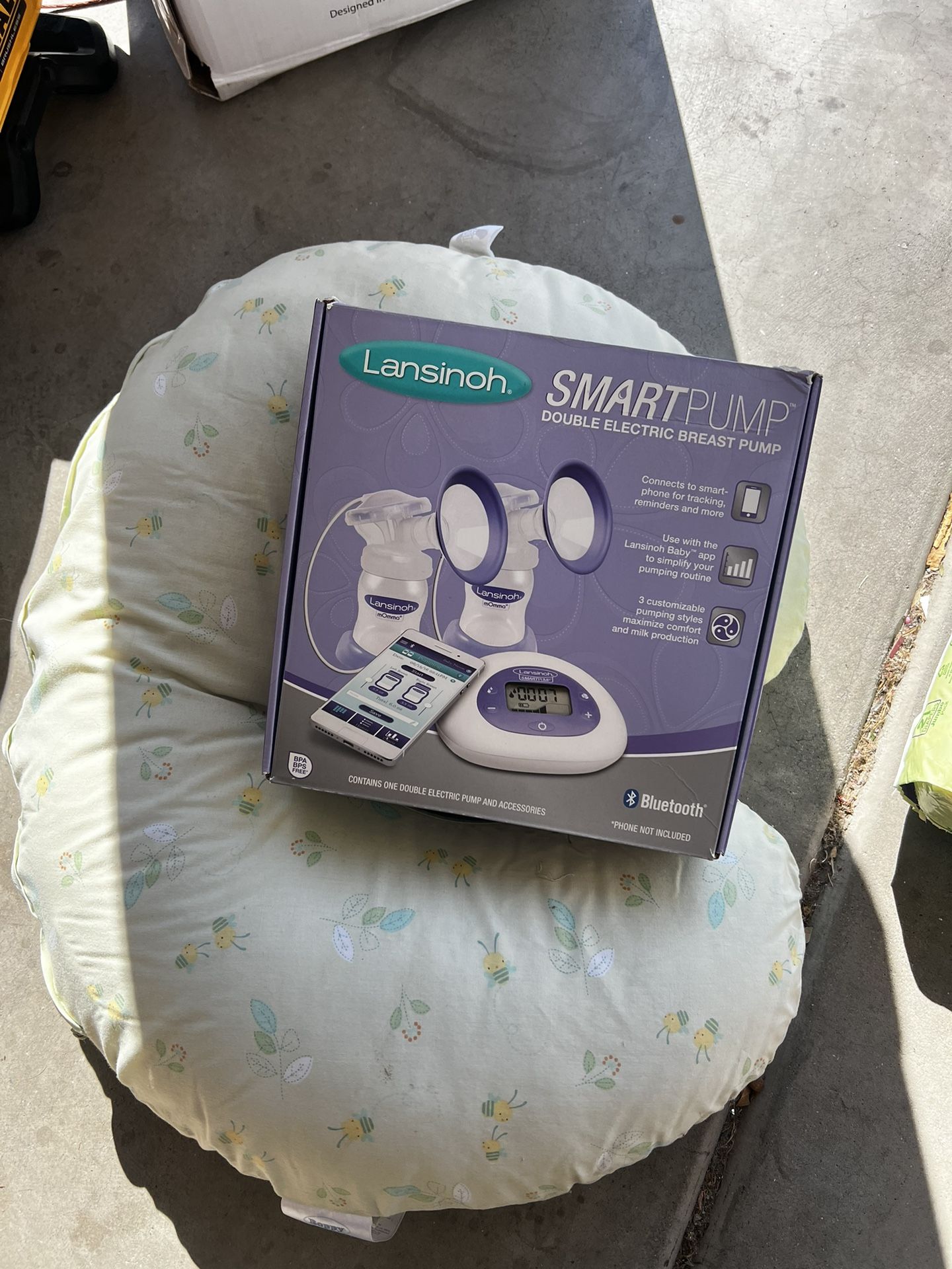 Breast pump and pillow