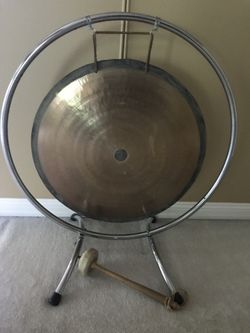 Vintage rare 28 inch Slingerland gong. 3/16th inch heavy gauge metal. With chrome stand and mallet included.