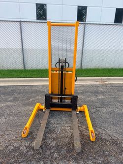 Semi-Electric Straddle Stacker - 63" Lift 2 Hrs