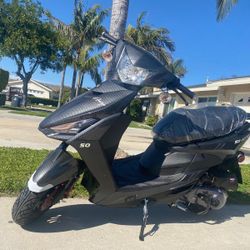 New Moped Scooter Perfect For Delivery
