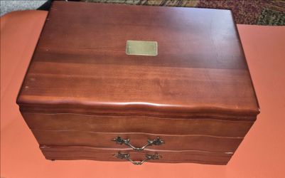 Vintage 1997 Reed & Barton 170-Piece Wooden Flatware Chest