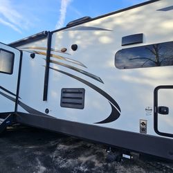 2020 Rockwood Signature 8335BSS