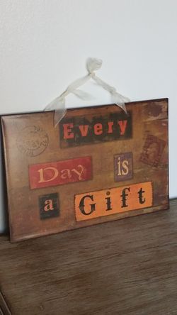"EVERY DAY IS A GIFT" LIGHT METAL ACCENT SIGN NICE ITEM