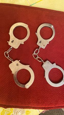 Lot of (x2) handcuffs Solid