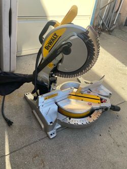 DEWALT 15 Amp Corded 10 in. Compound Single Bevel Miter Saw