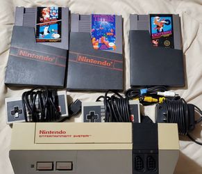 Nintendo Entertainment System With 2 Controllers And 3 Games!