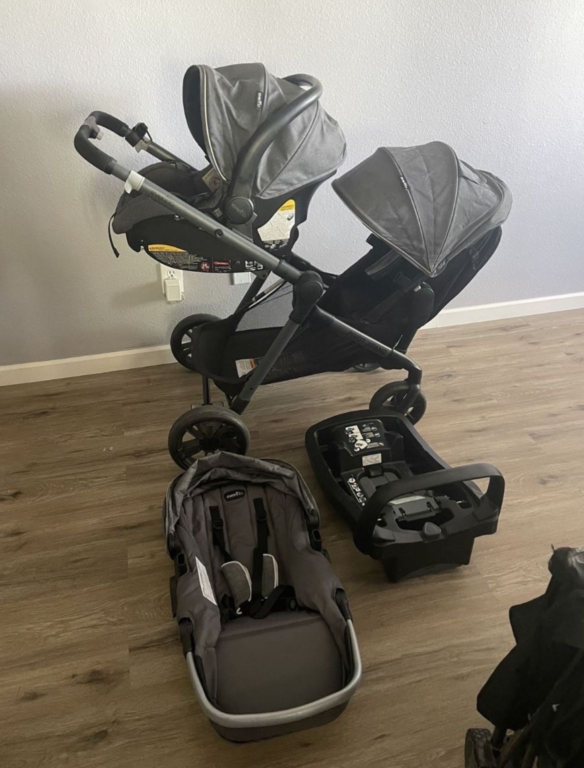 Evenflo Pivot XPand Modular Doble Stroller