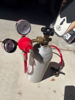 CO₂ Tank with Dual-Gauge Beer Keg