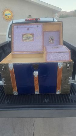 Antique Vintage steamer trunk in great condition