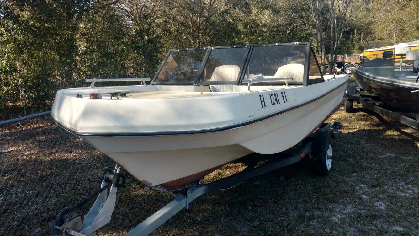 Boat 15.1 bowrider tri Hull 50 HP EVINRUDE trailer runs great ready for the water