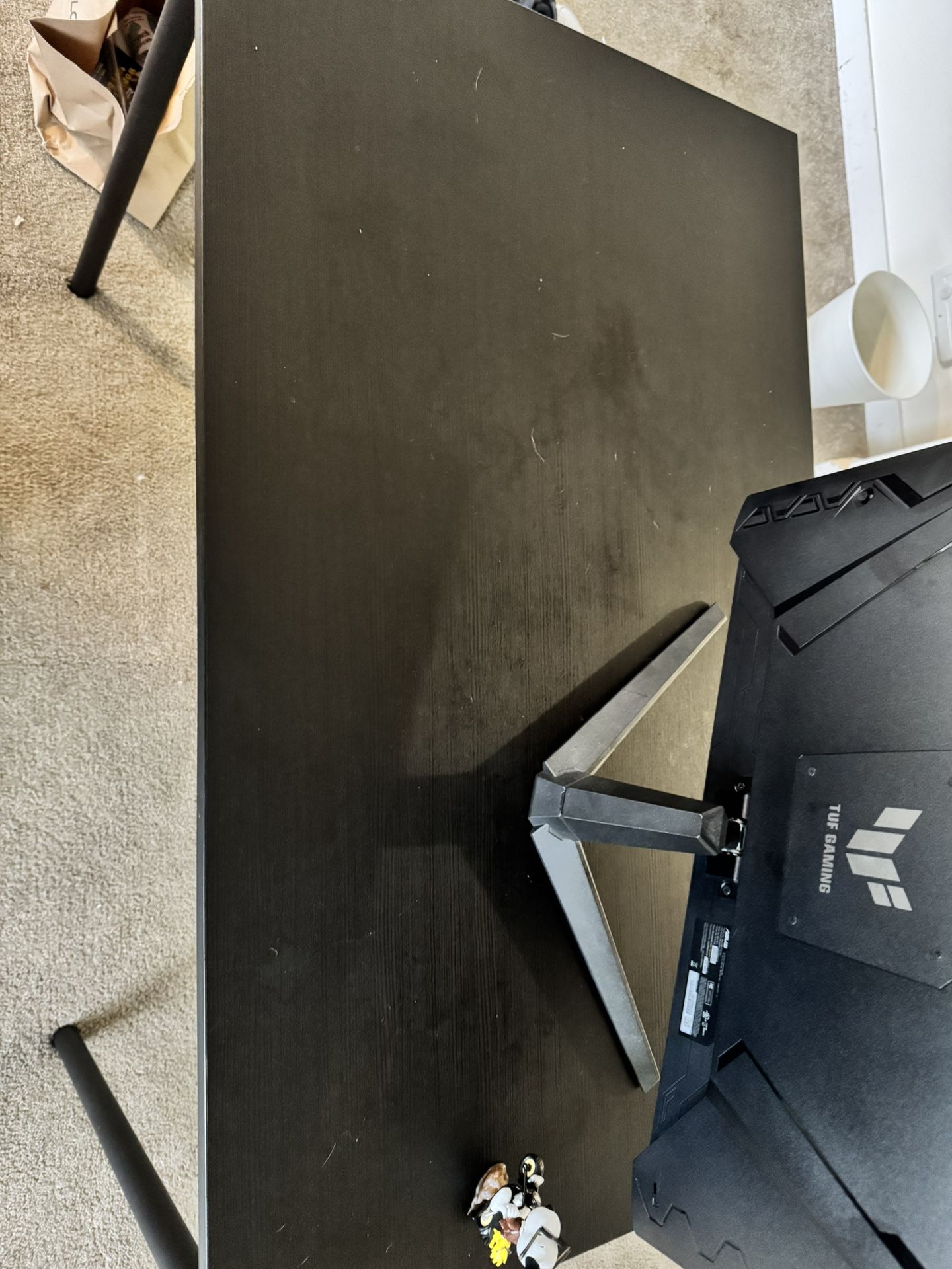 a table with 4 chairs