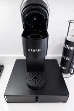 Keurig Coffee Machine W/ Pod Holder/stand