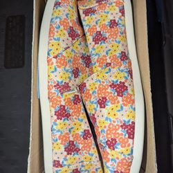 Floral Print Toms Shoes ***NEW*** Size 8.5 