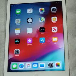 VERY Nice White APPLE iPad AIR WIFI 32GB Storage
