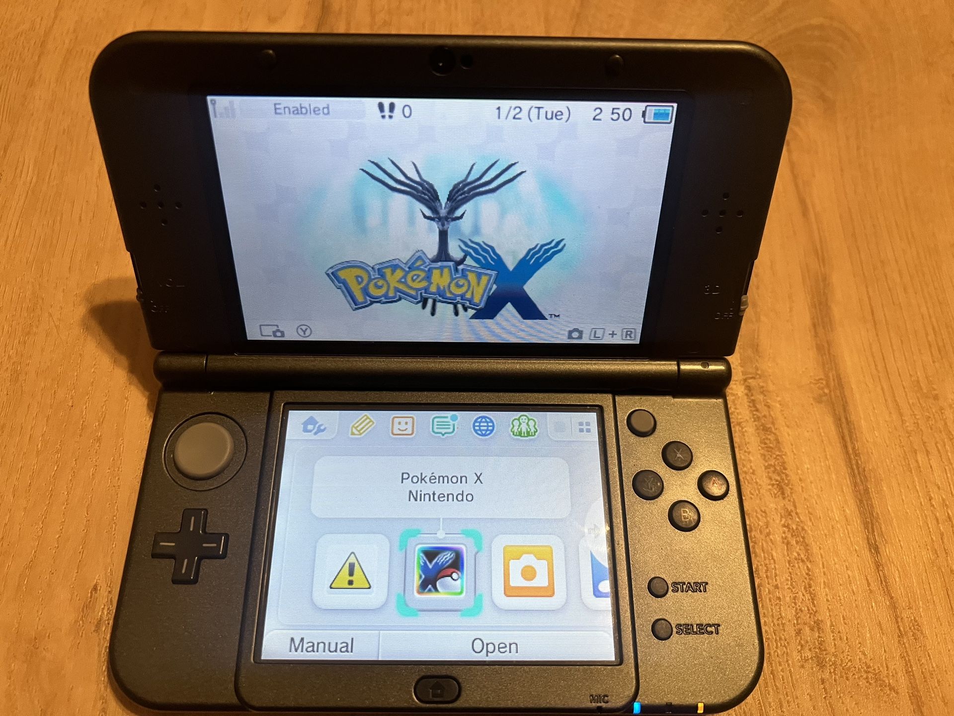 The New Nintendo 3Ds XL With Charger
