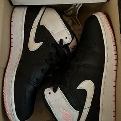 Black/White Jordon 1 Mid