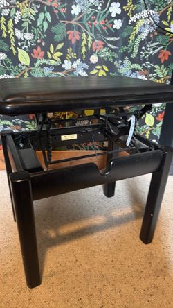Adjustable piano bench for youth