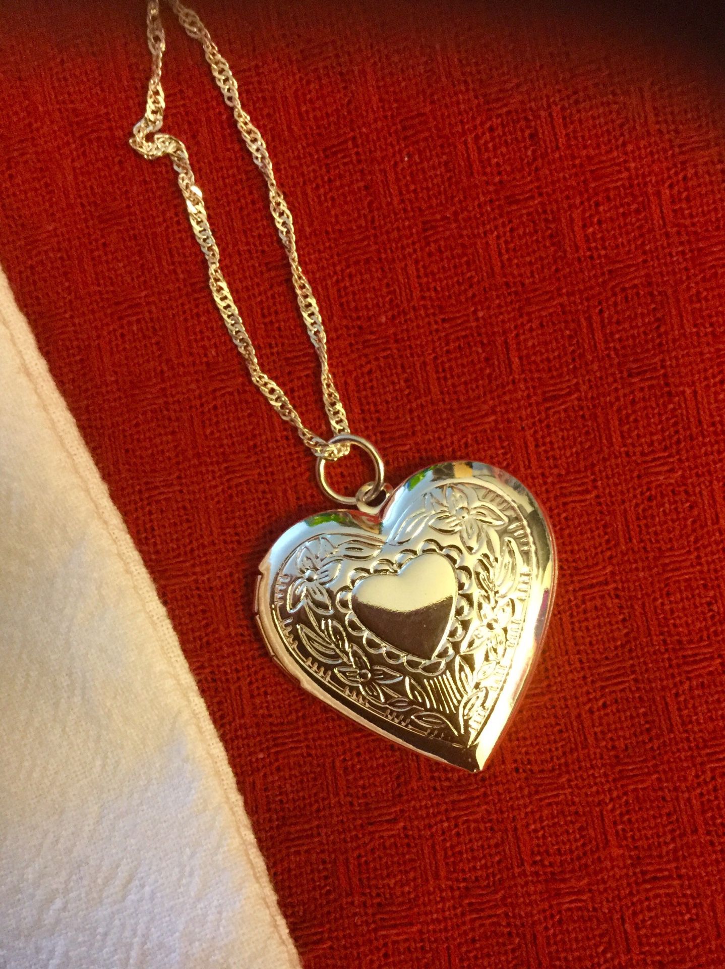 Lovely Heart pendant necklace 💛💖💛 Sterling Silver 925 Jewelry 💖💛💖 Locket opens for photos , very nice new silver jewelry
