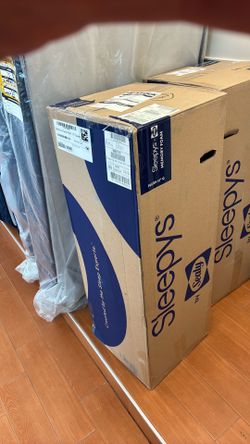 Soft queen memory foam mattress $600.