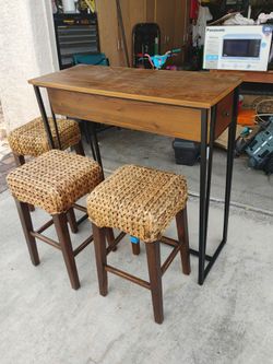 bar with three bar stools