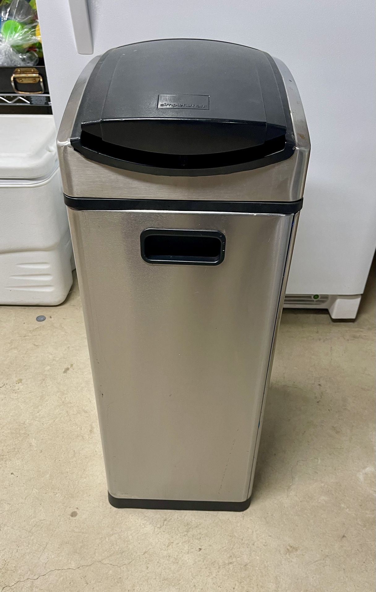 Simple Human Trash Can With Removable Bucket 